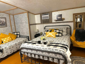 Acorn Hideaways Canton Cozy Frontier Rm for 3 Full Bathtub